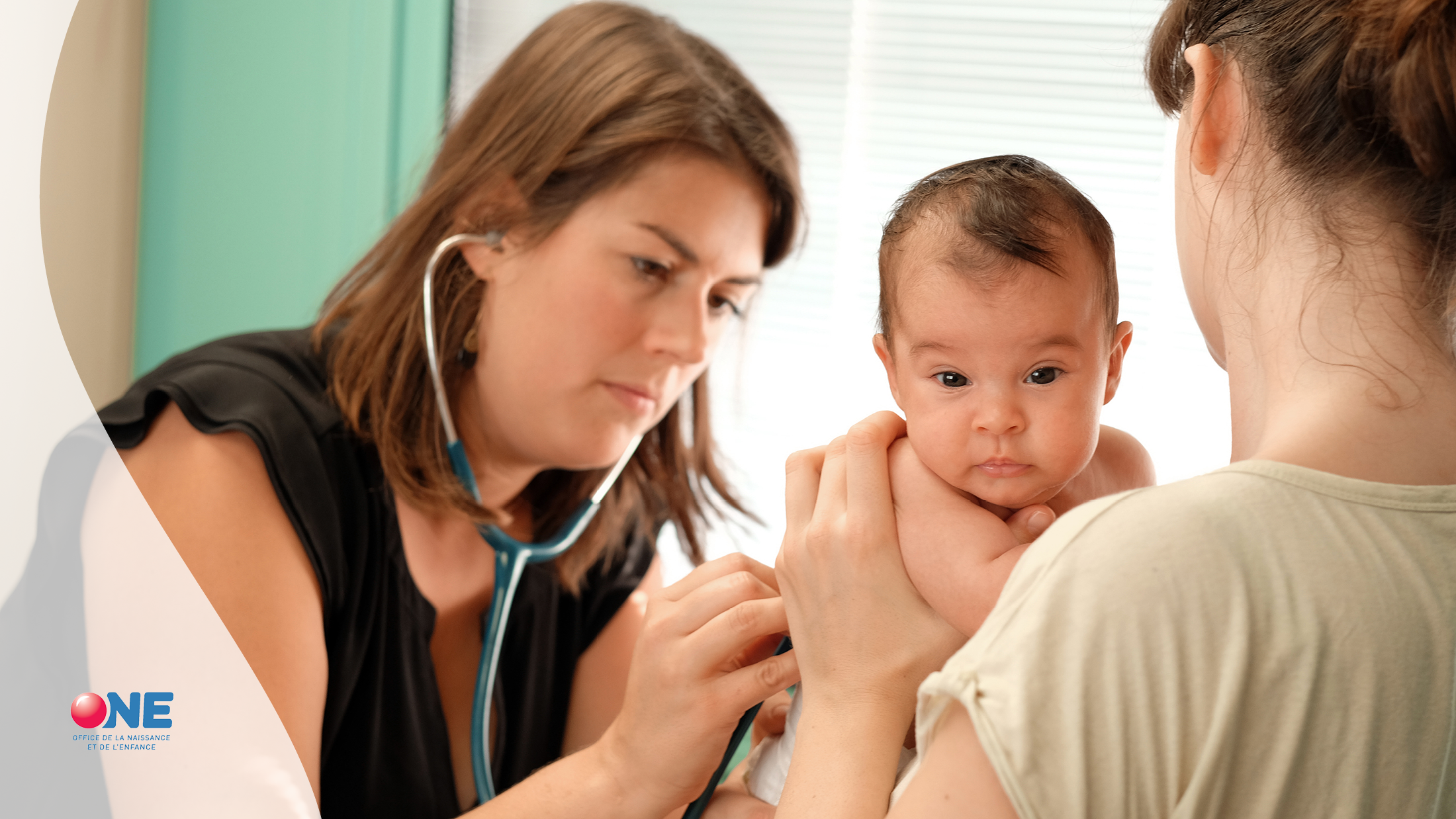 Une pédiatre examine un nourrisson au stéthoscope, sous le regard d’un parent, logo de l’ONE en médaillon
