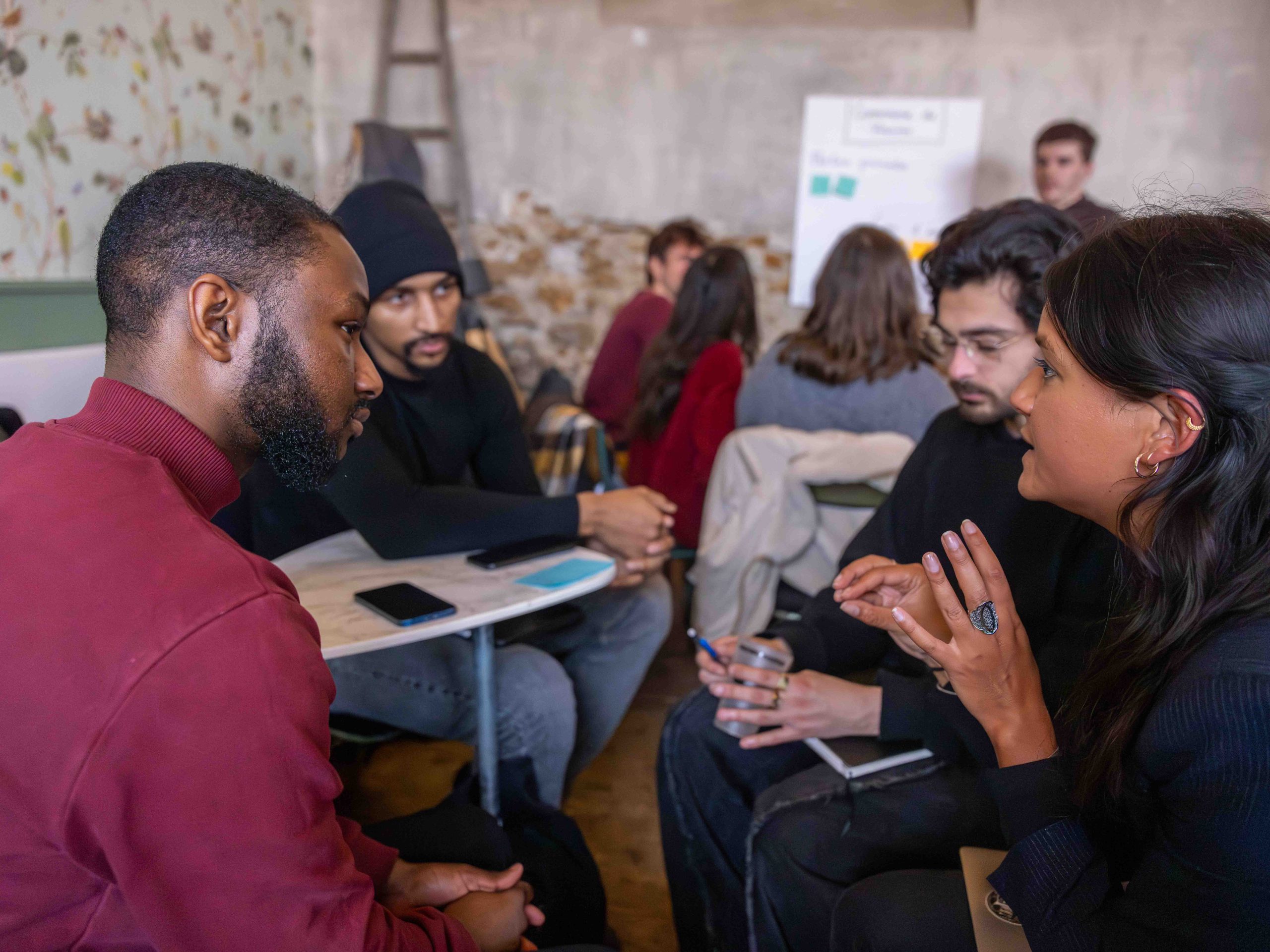 Participants réunis en atelier, documents de travail en main, lors d’une journée du Réseau des Explorateurs