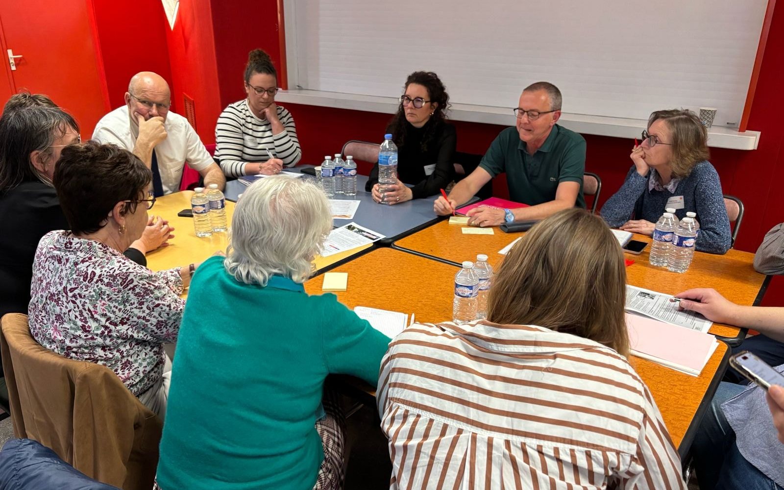 Atelier territorial des États généraux de la Santé : des participants en discussion autour de tables