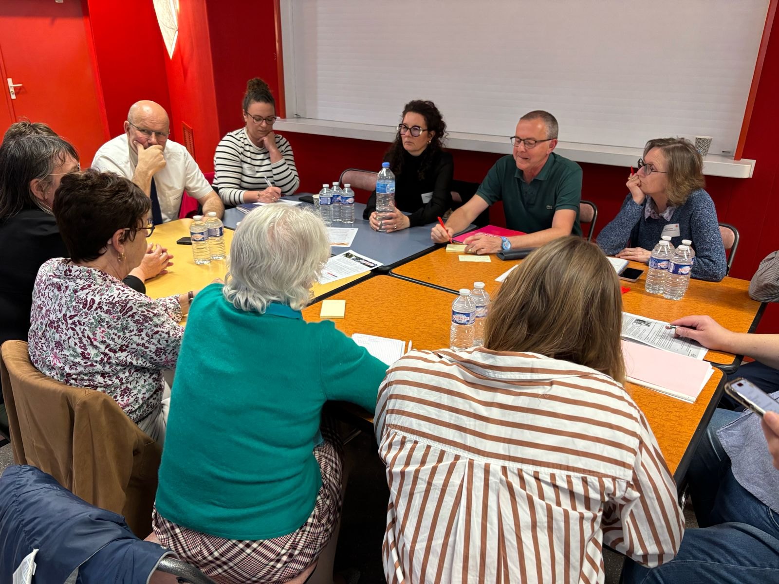 Atelier territorial des États généraux de la Santé : une douzaine de participants en discussion autour de tables
