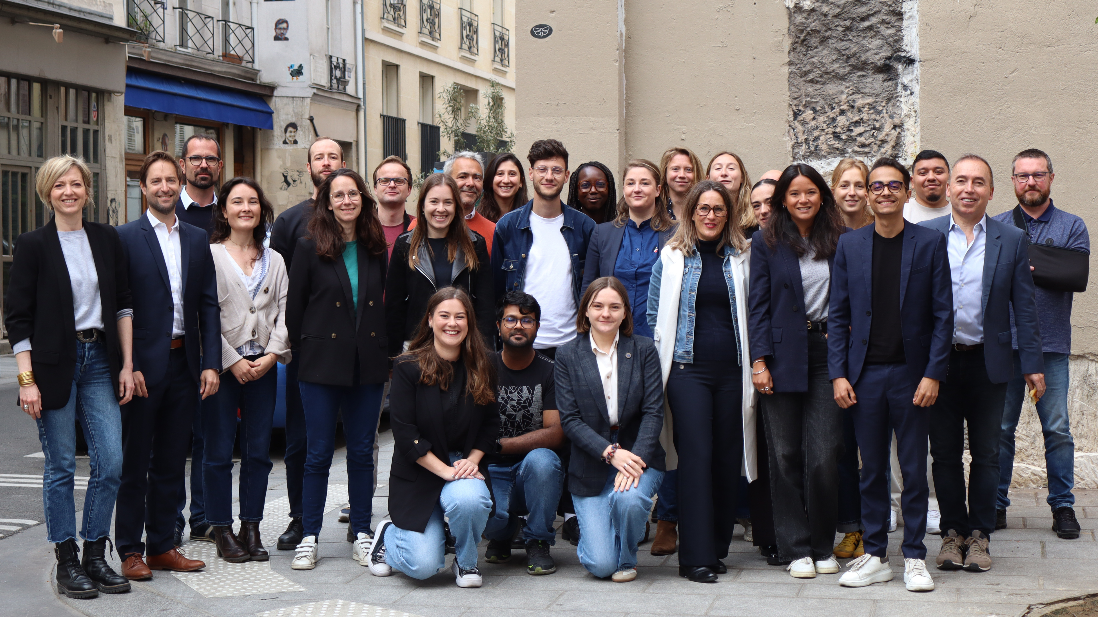 L’équipe bluenove réunie dans une rue de Paris