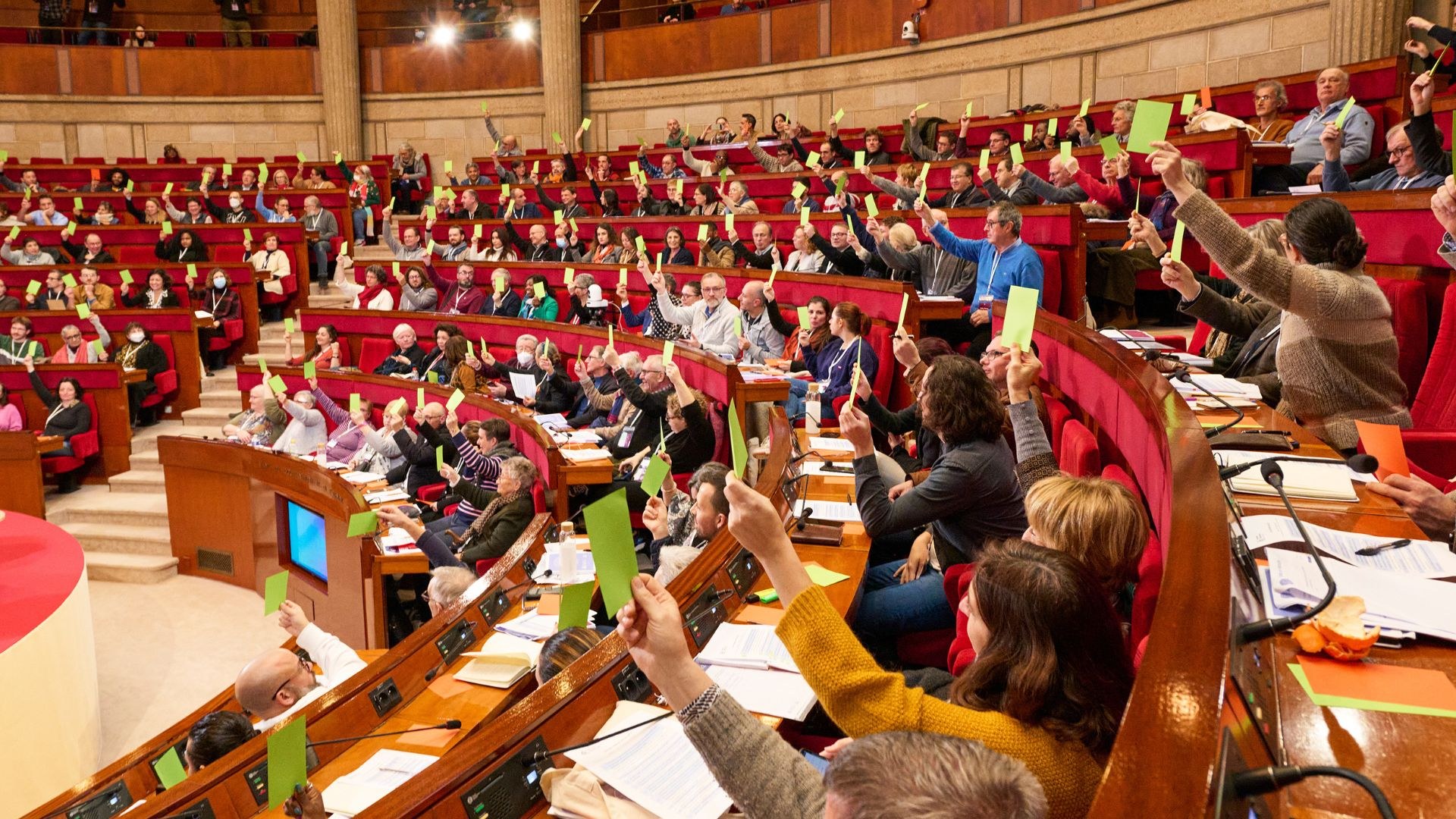 Vote à main levée des citoyens en séance plénière de la Convention citoyenne sur les temps de l’enfant, au CESE