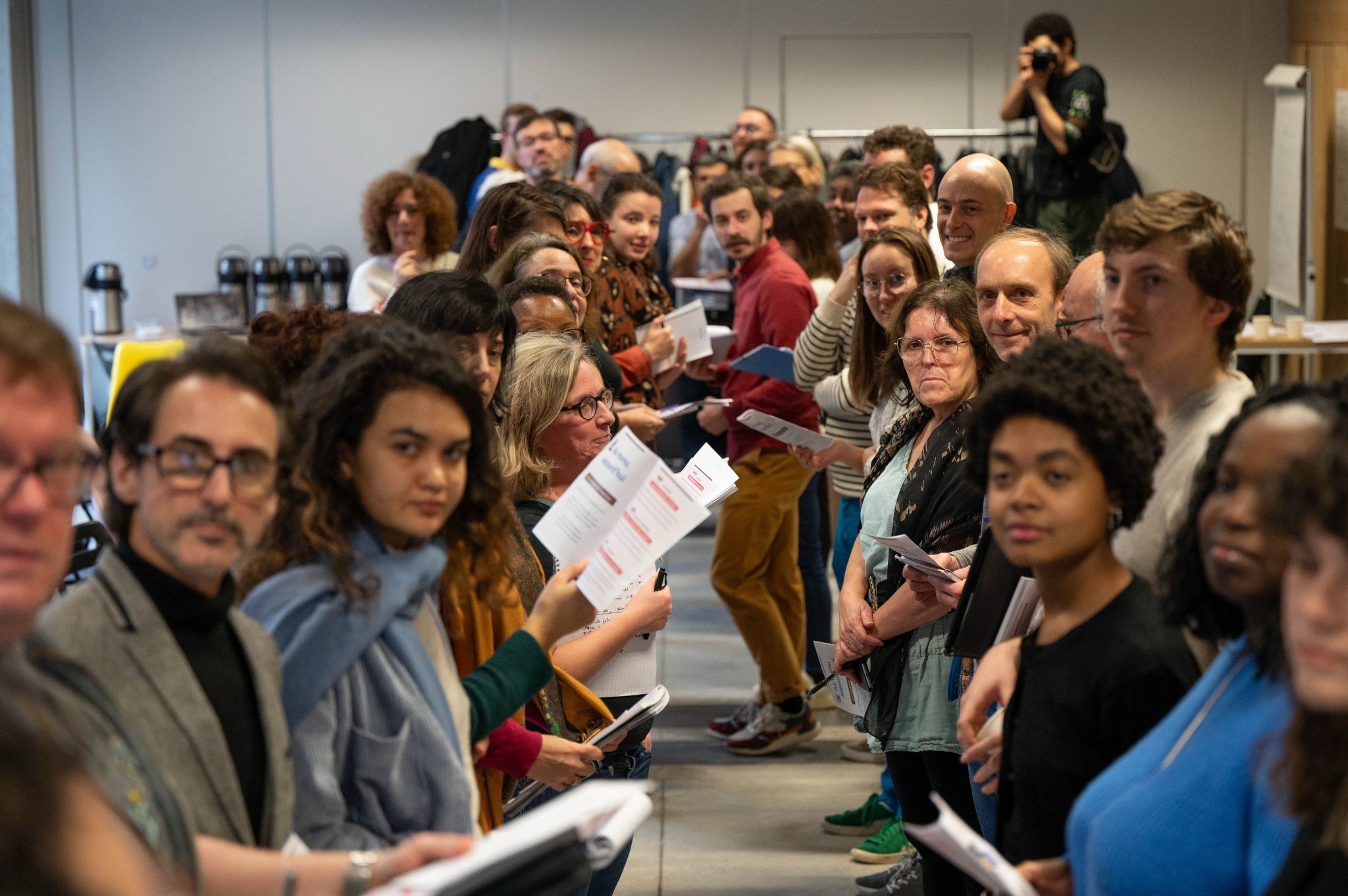 Participants réunis en atelier, documents de travail en main, lors d’une journée du Réseau des Explorateurs