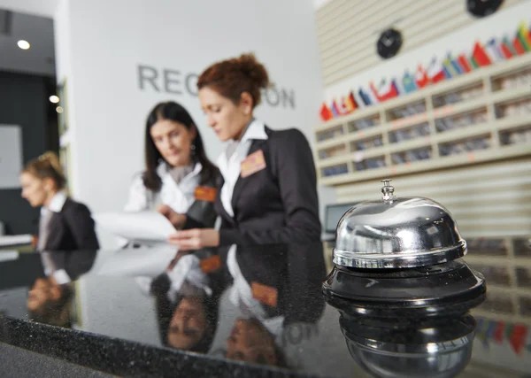Réceptionnistes en discussion à l’accueil d’un hôtel