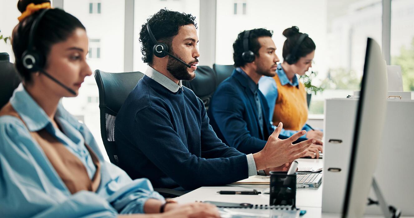 Conseiller en centre d’appels, casque téléphonique, en échange avec un client