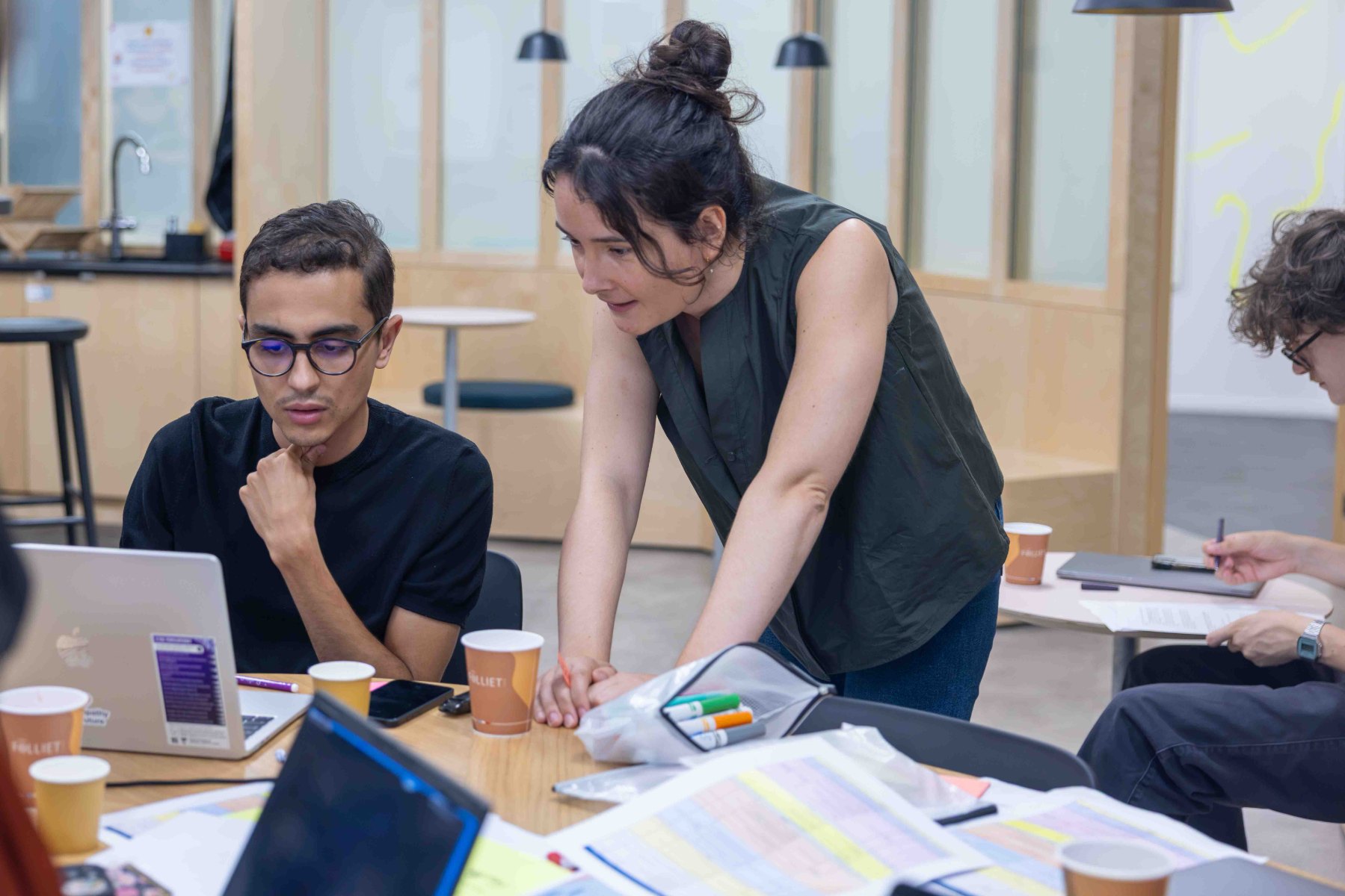 Deux collaborateurs de bluenove au travail autour d’une table