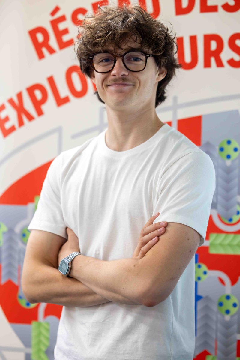 Un collaborateur devant le mur du Réseau des Explorateurs