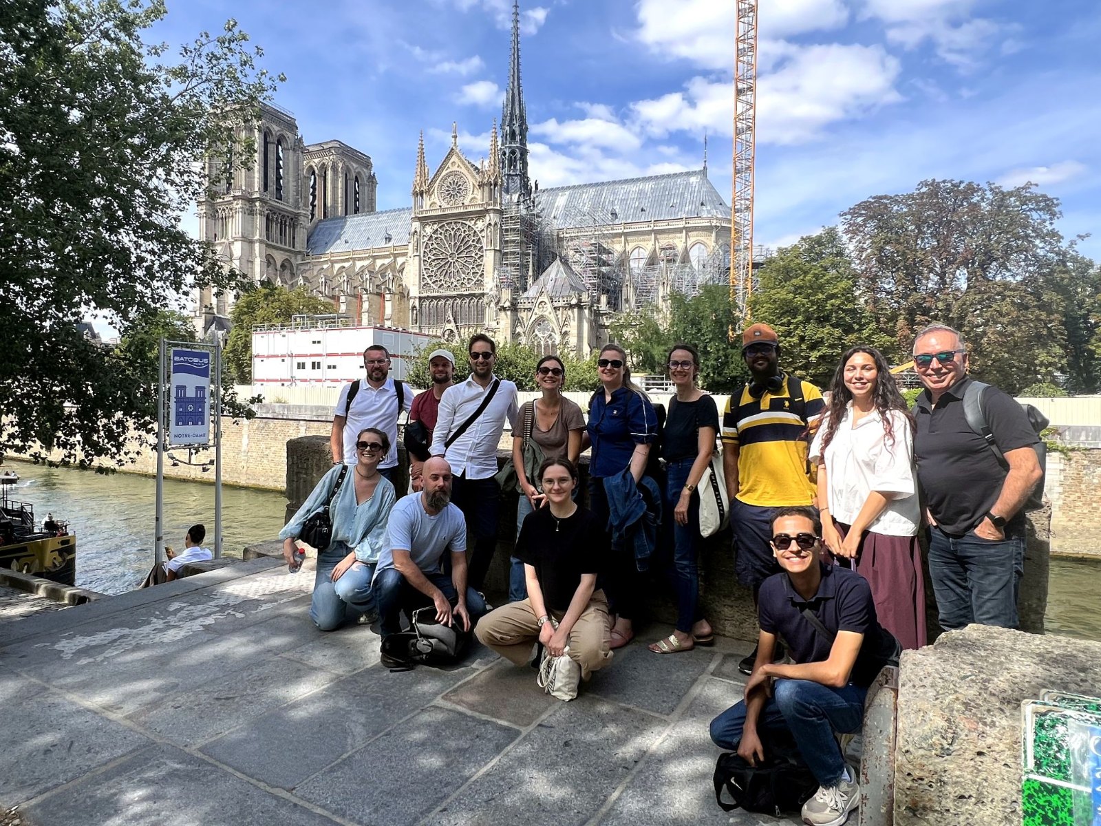 L’équipe bluenove réunie au bord de la Seine, devant Notre-Dame de Paris