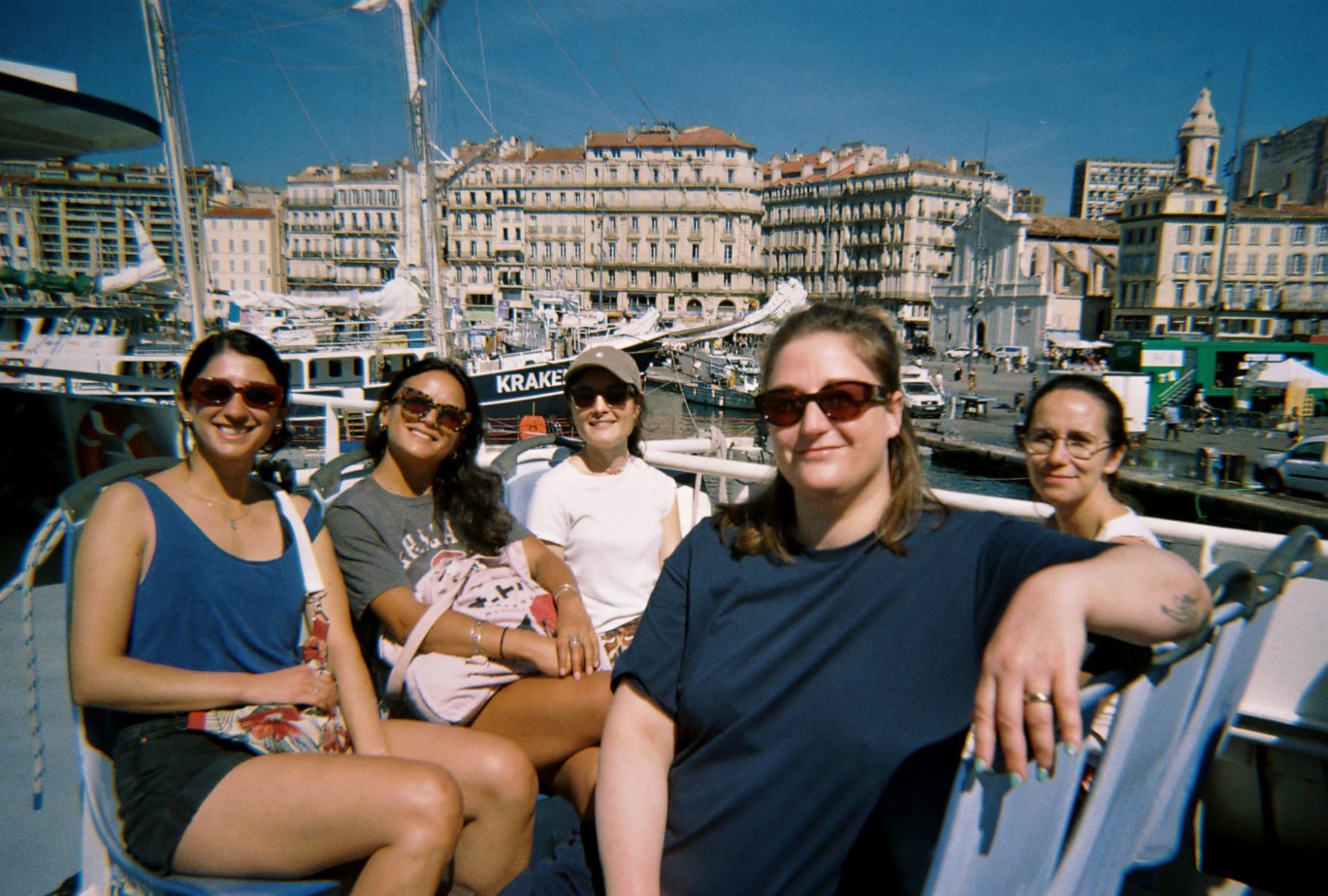 Cinq collaboratrices de bluenove sur le Vieux-Port de Marseille