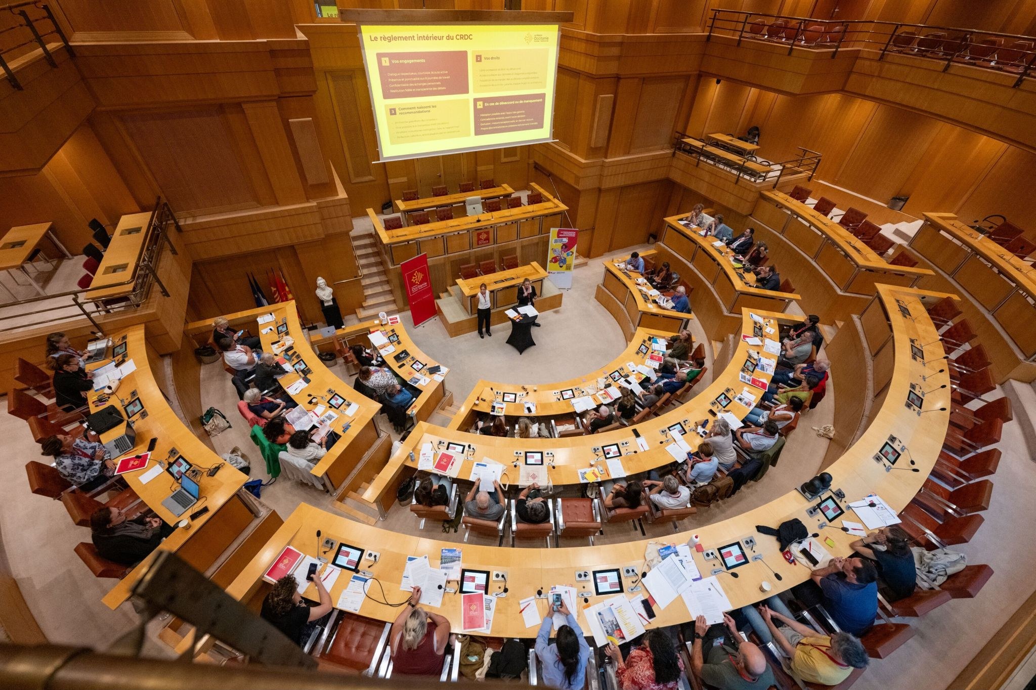 Vue plongeante sur l’hémicycle de la Région Occitanie à Montpellier : habitants et élus réunis pour la première session du CRDC